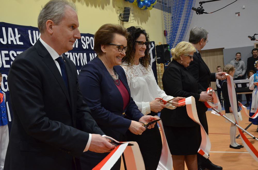 Borcz. Minister edukacji wzięła udział w otwarciu hali sportowej