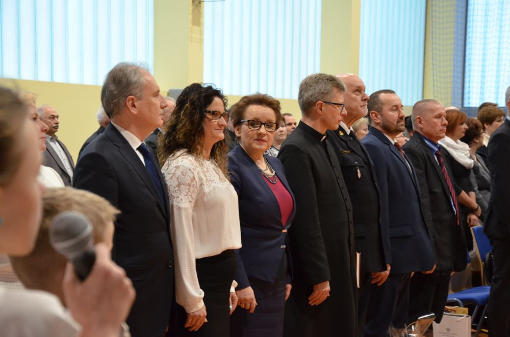 Borcz. Minister edukacji wzięła udział w otwarciu hali sportowej