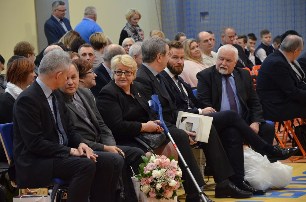 Borcz. Minister edukacji wzięła udział w otwarciu hali sportowej
