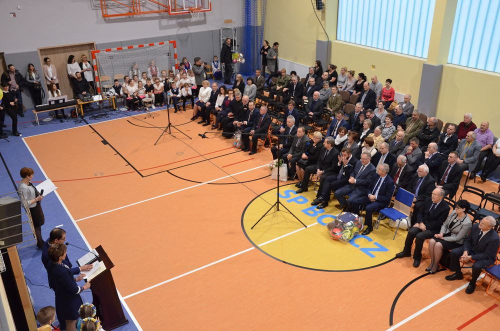 Borcz. Minister edukacji wzięła udział w otwarciu hali sportowej