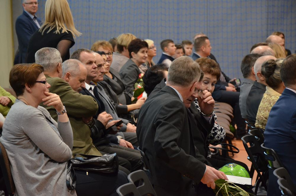 Borcz. Minister edukacji wzięła udział w otwarciu hali sportowej