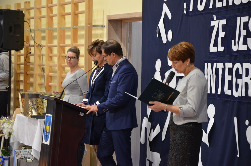 Borcz. Minister edukacji wzięła udział w otwarciu hali sportowej