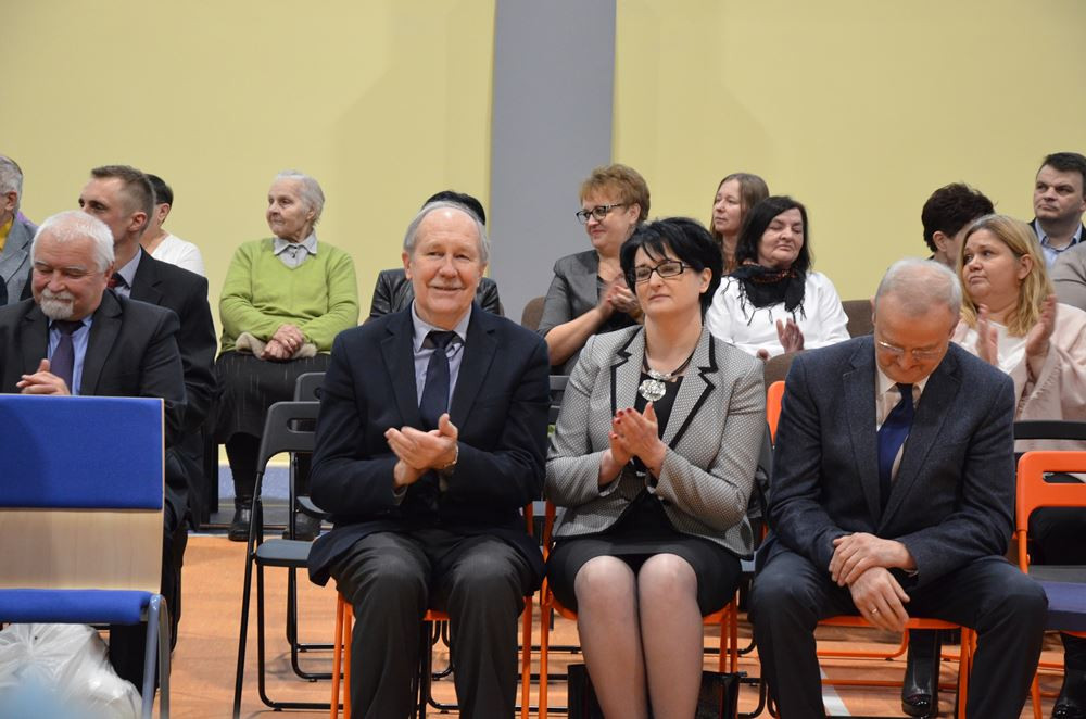 Borcz. Minister edukacji wzięła udział w otwarciu hali sportowej