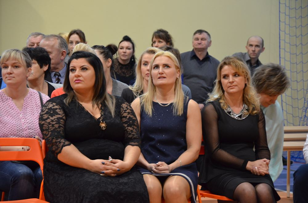Borcz. Minister edukacji wzięła udział w otwarciu hali sportowej