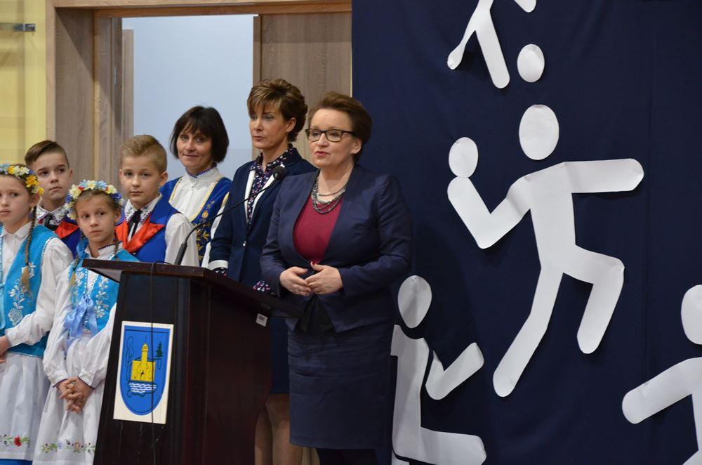 Borcz. Minister edukacji wzięła udział w otwarciu hali sportowej