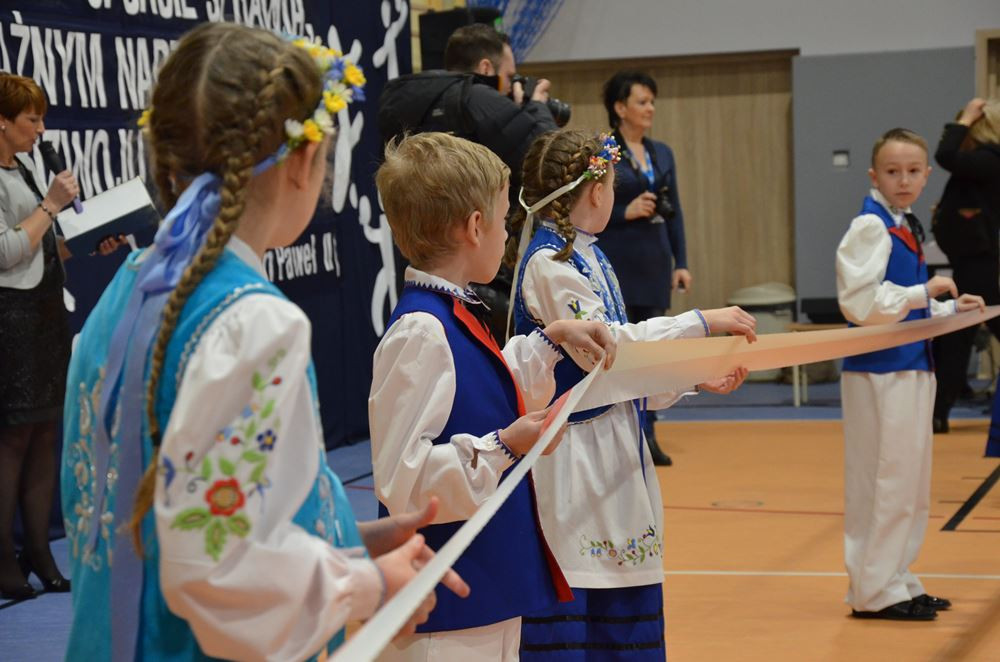 Borcz. Minister edukacji wzięła udział w otwarciu hali sportowej