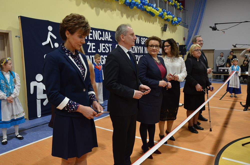 Borcz. Minister edukacji wzięła udział w otwarciu hali sportowej