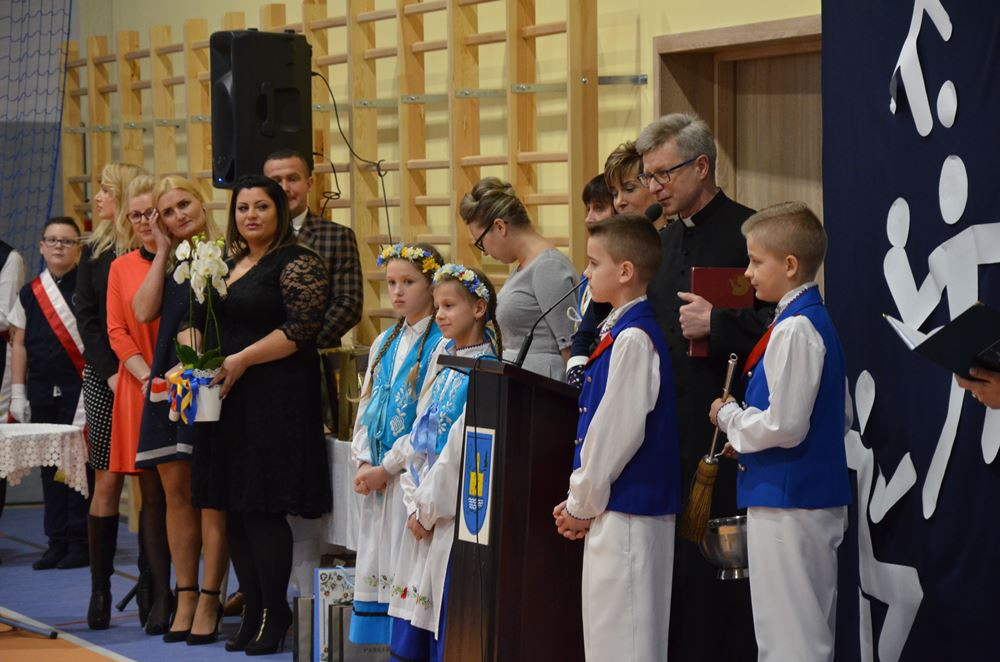 Borcz. Minister edukacji wzięła udział w otwarciu hali sportowej