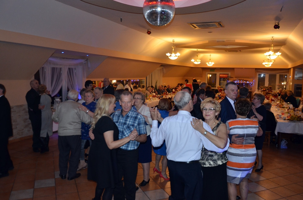 Seniorzy z Grzybna i Kalisk bawili się na wspólnym karnawałowym balu