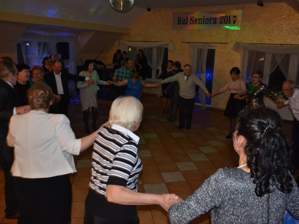 Seniorzy z Grzybna i Kalisk bawili się na wspólnym karnawałowym balu