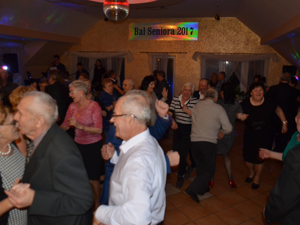 Seniorzy z Grzybna i Kalisk bawili się na wspólnym karnawałowym balu