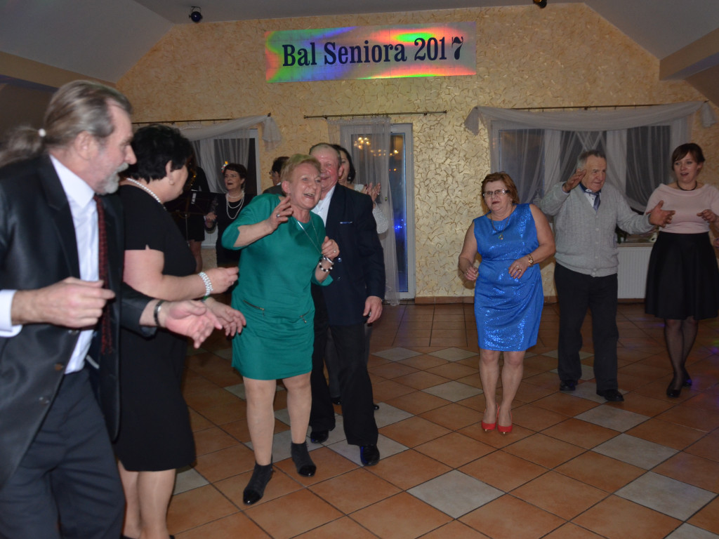 Seniorzy z Grzybna i Kalisk bawili się na wspólnym karnawałowym balu