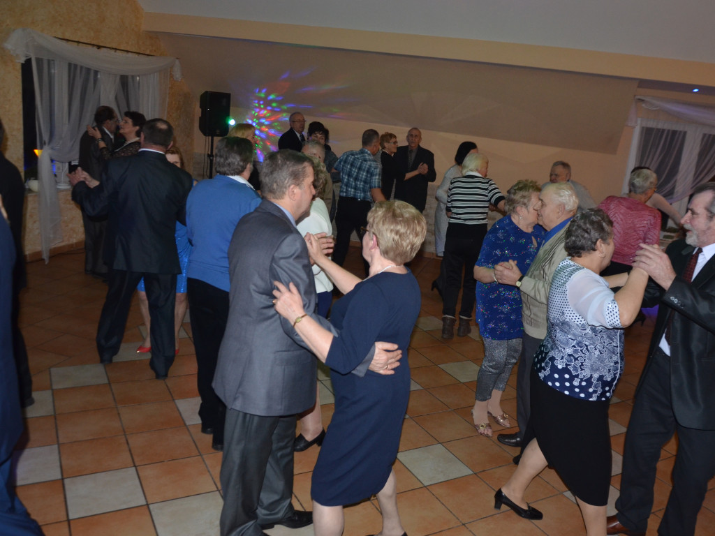 Seniorzy z Grzybna i Kalisk bawili się na wspólnym karnawałowym balu
