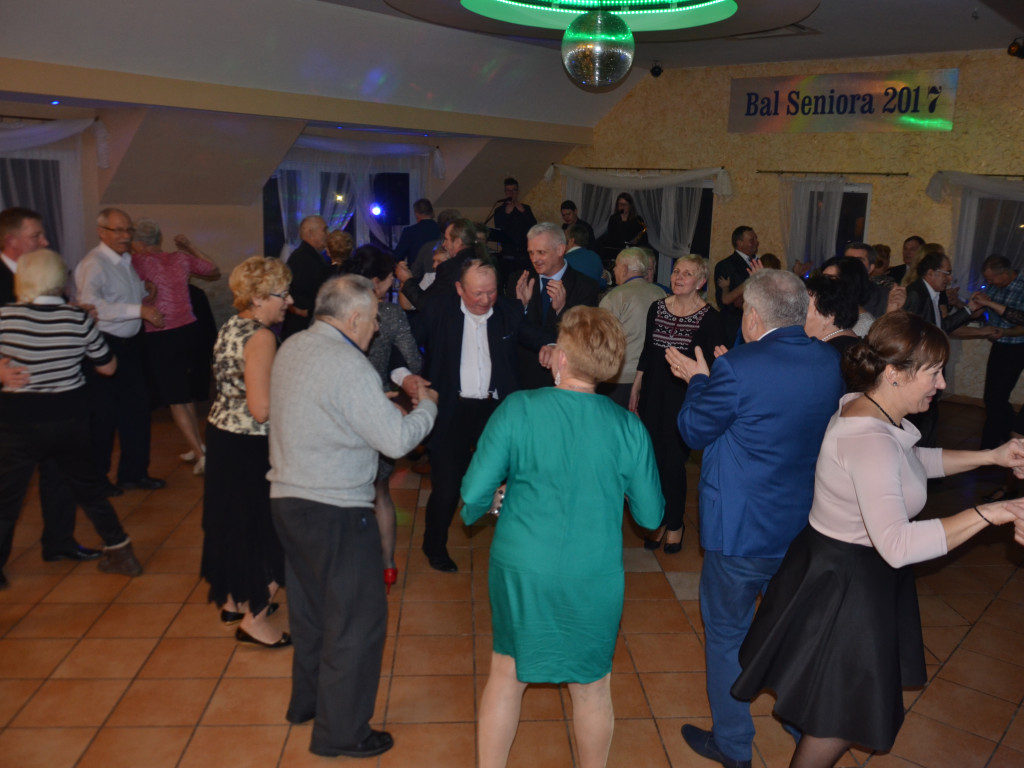 Seniorzy z Grzybna i Kalisk bawili się na wspólnym karnawałowym balu