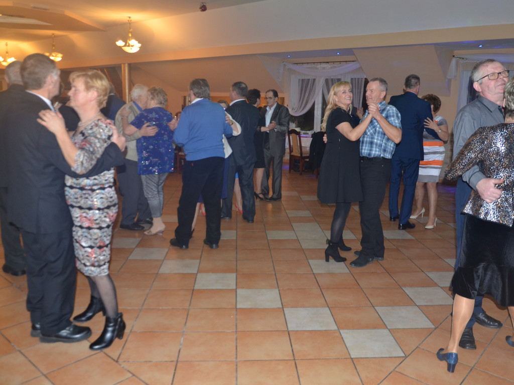 Seniorzy z Grzybna i Kalisk bawili się na wspólnym karnawałowym balu