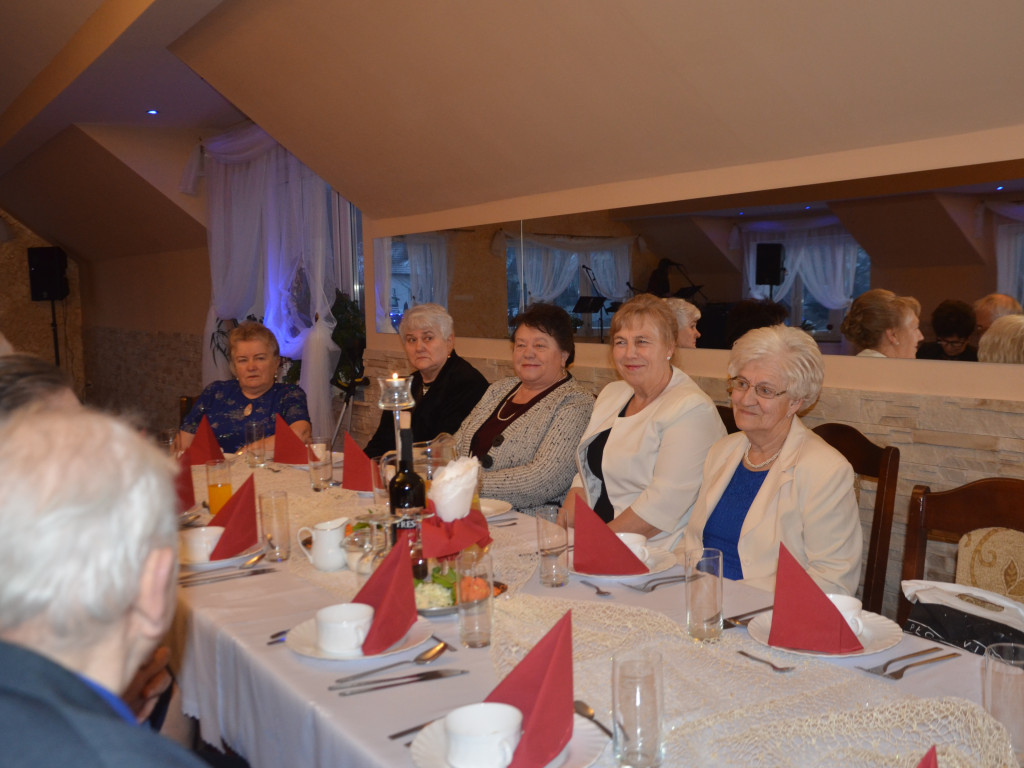 Seniorzy z Grzybna i Kalisk bawili się na wspólnym karnawałowym balu