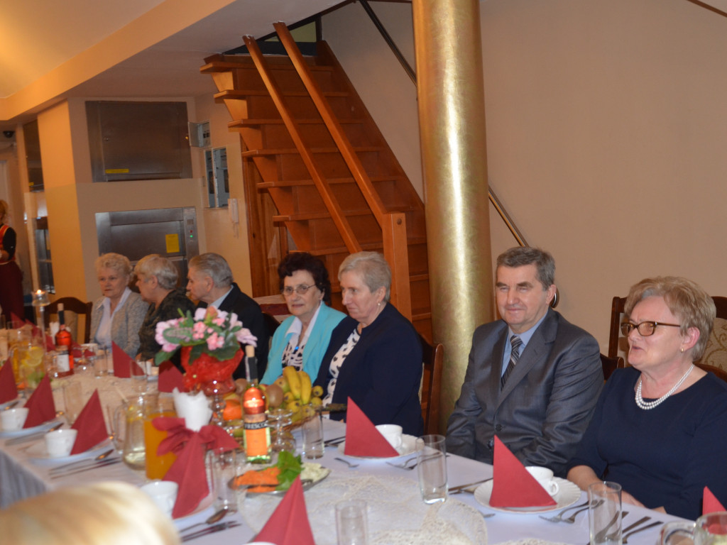 Seniorzy z Grzybna i Kalisk bawili się na wspólnym karnawałowym balu