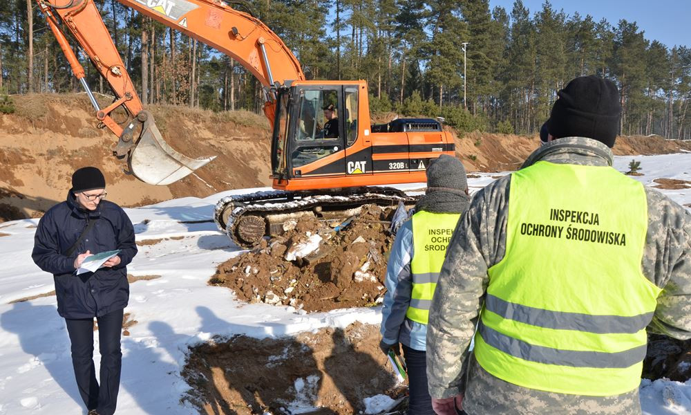 Klukowa Huta. Pod warstwą ziemi odkryto śmieci i odpady budowlane