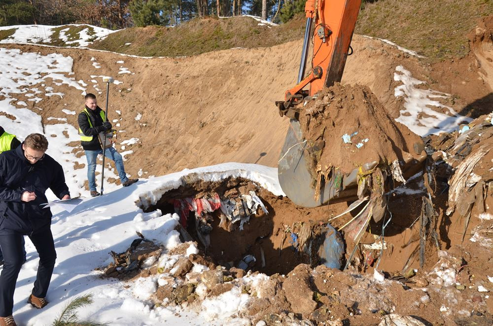 Klukowa Huta. Pod warstwą ziemi odkryto śmieci i odpady budowlane