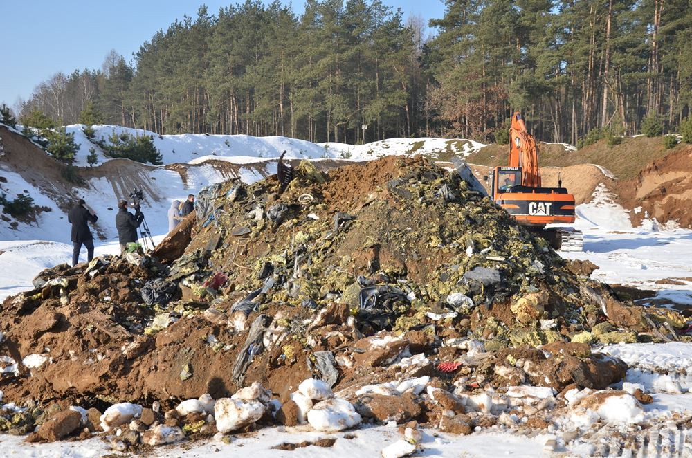 Klukowa Huta. Pod warstwą ziemi odkryto śmieci i odpady budowlane