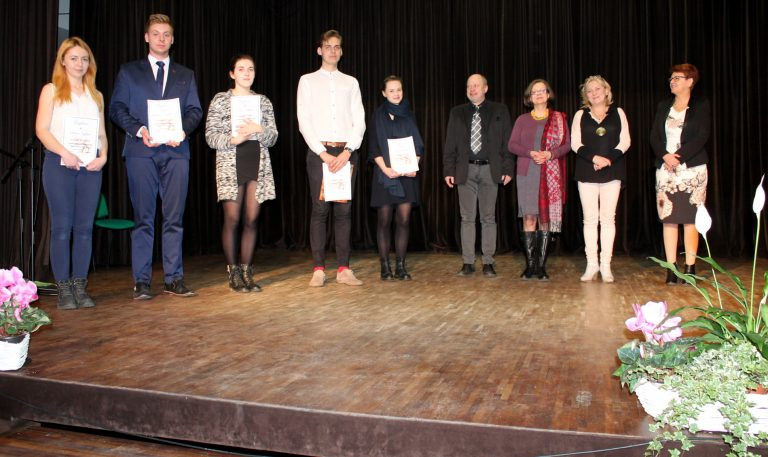 Kamila Bielicka i Marta Goluch wygrały powiatowe eliminacje konkursu recytatorskiego