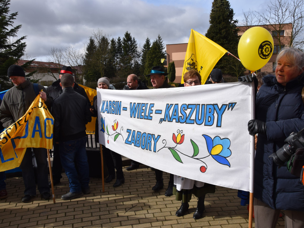 Chmielno. Dzień Jedności Kaszubów. Zagrało 351 akordeonistów, tym razem rekord nie został pobity