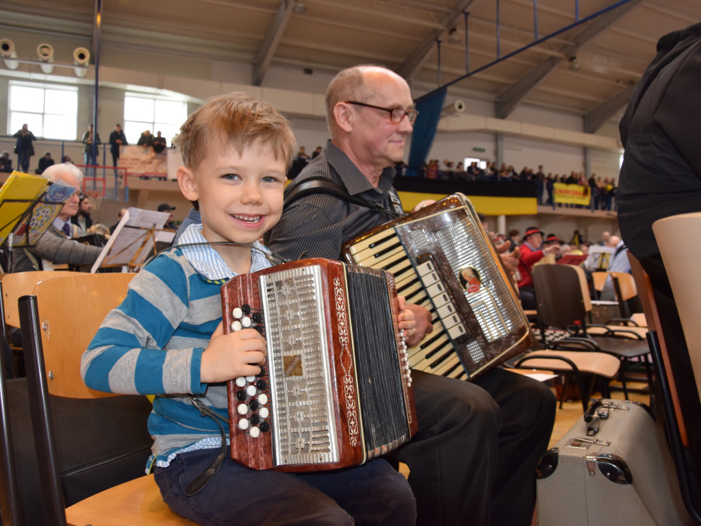 Chmielno. Dzień Jedności Kaszubów. Zagrało 351 akordeonistów, tym razem rekord nie został pobity