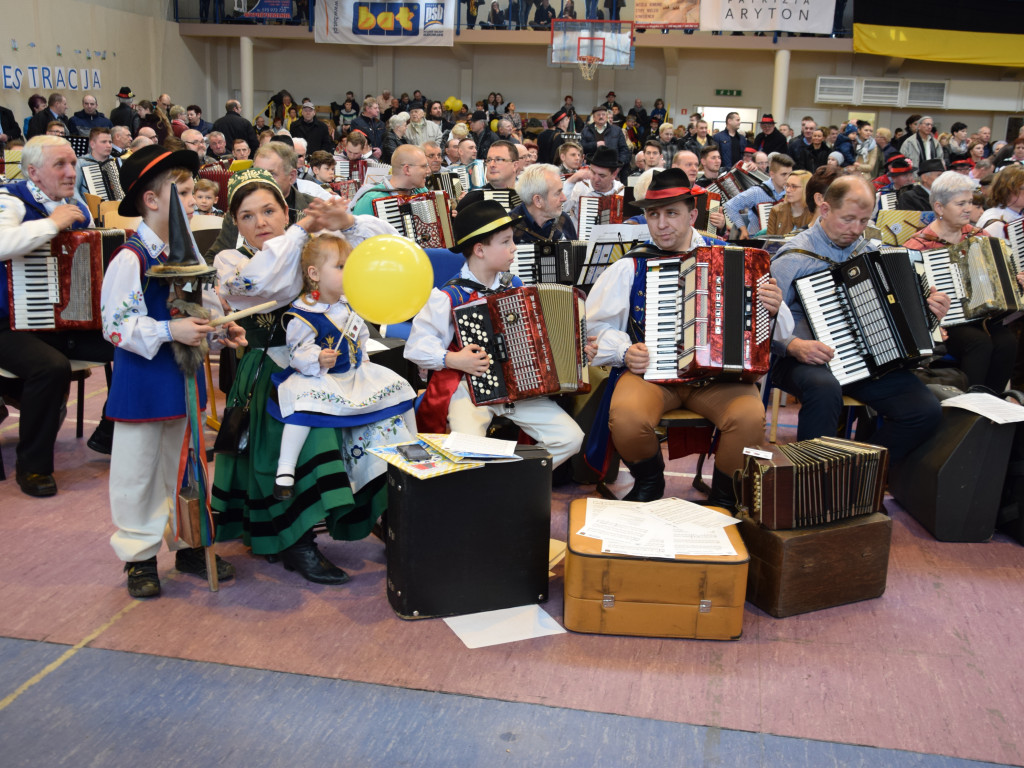 Chmielno. Dzień Jedności Kaszubów. Zagrało 351 akordeonistów, tym razem rekord nie został pobity