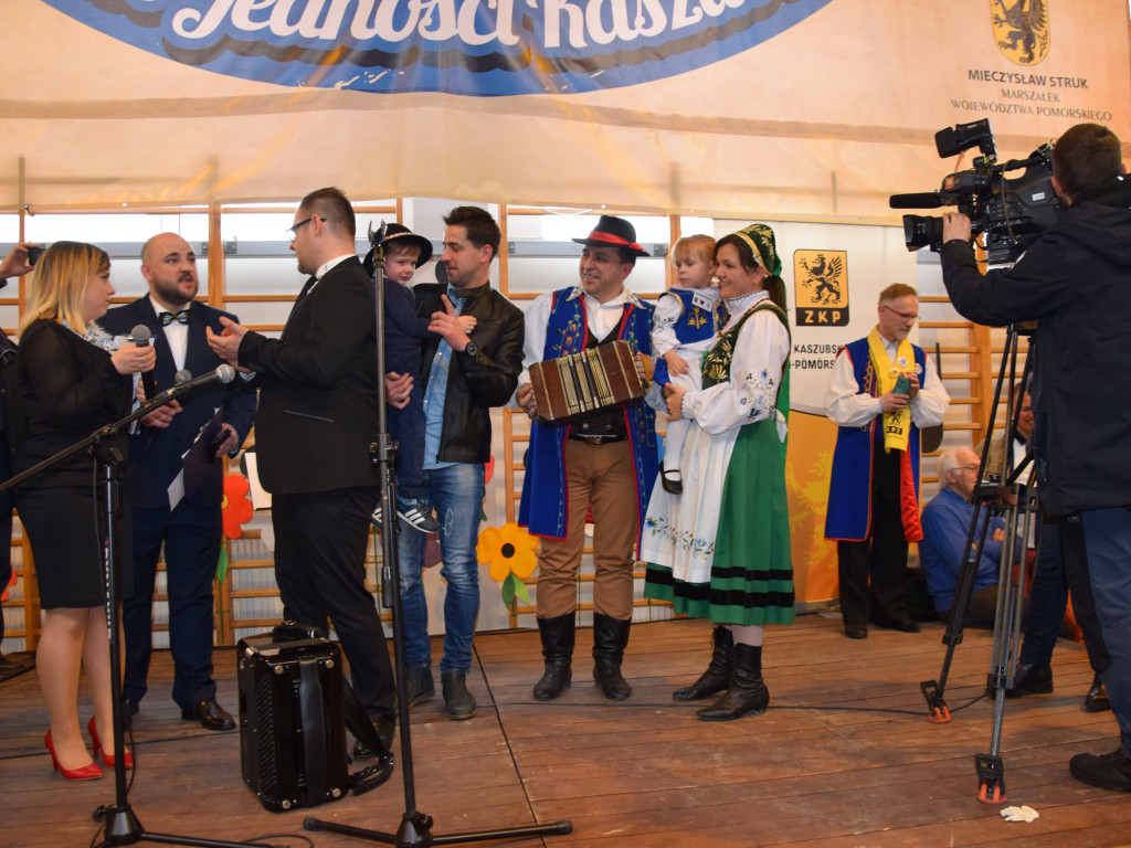 Chmielno. Dzień Jedności Kaszubów. Zagrało 351 akordeonistów, tym razem rekord nie został pobity