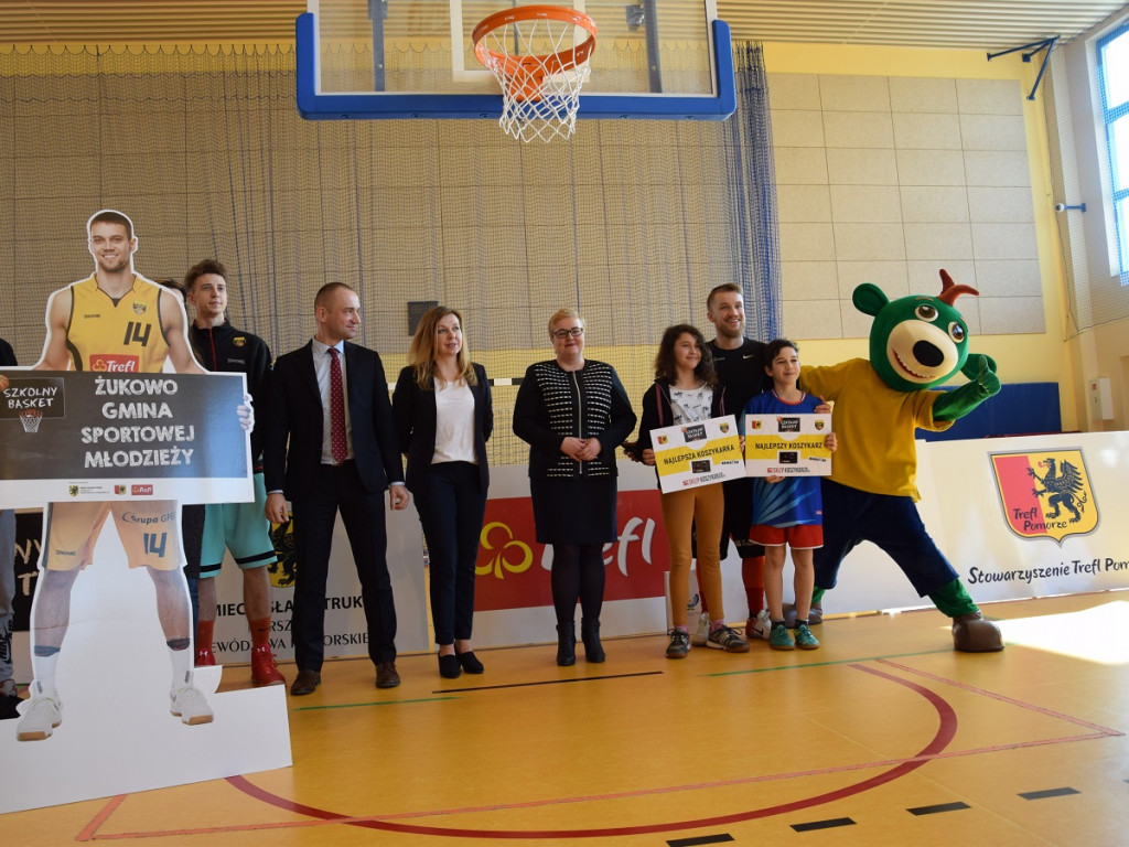 Banino. Blisko 150 dzieci trenowało koszykówkę z Kacprem 