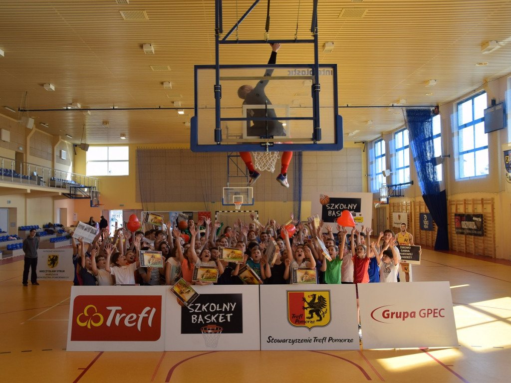 Banino. Blisko 150 dzieci trenowało koszykówkę z Kacprem 
