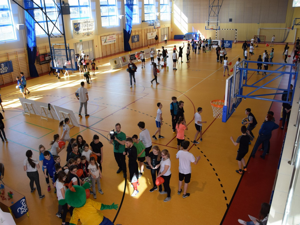 Banino. Blisko 150 dzieci trenowało koszykówkę z Kacprem 