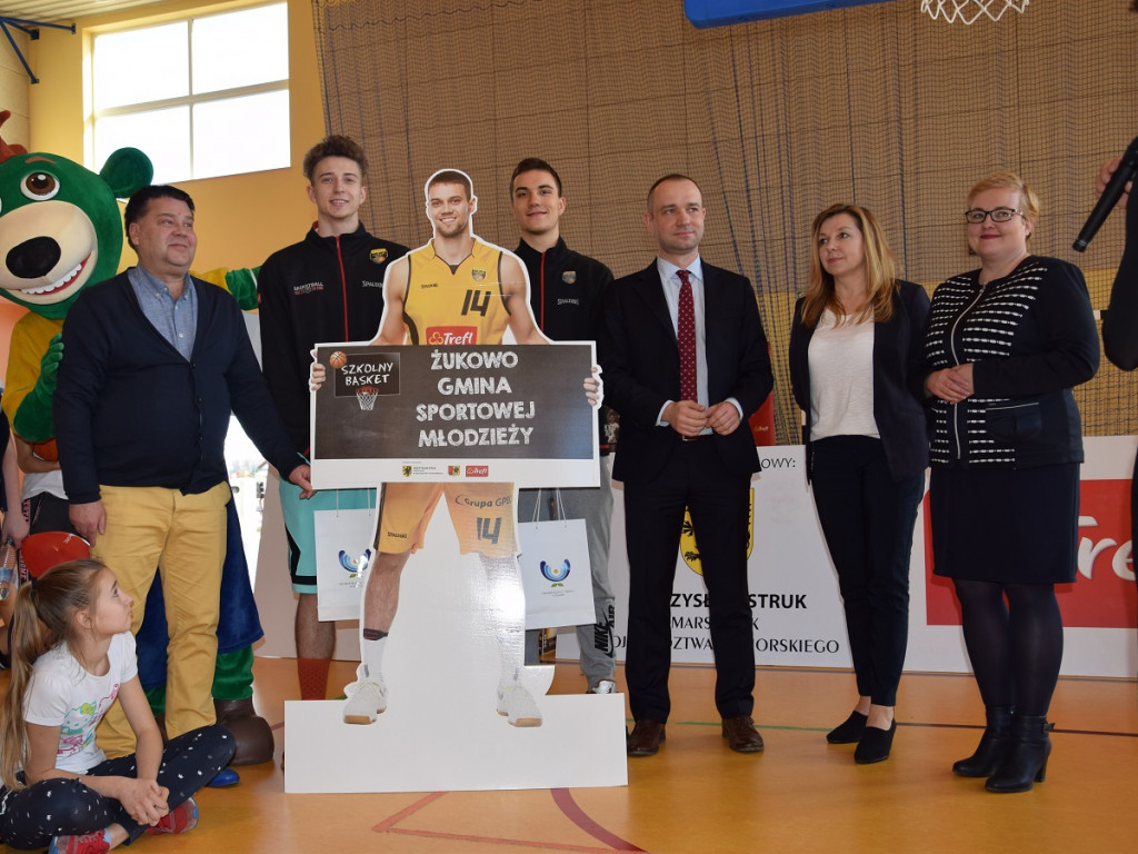 Banino. Blisko 150 dzieci trenowało koszykówkę z Kacprem 