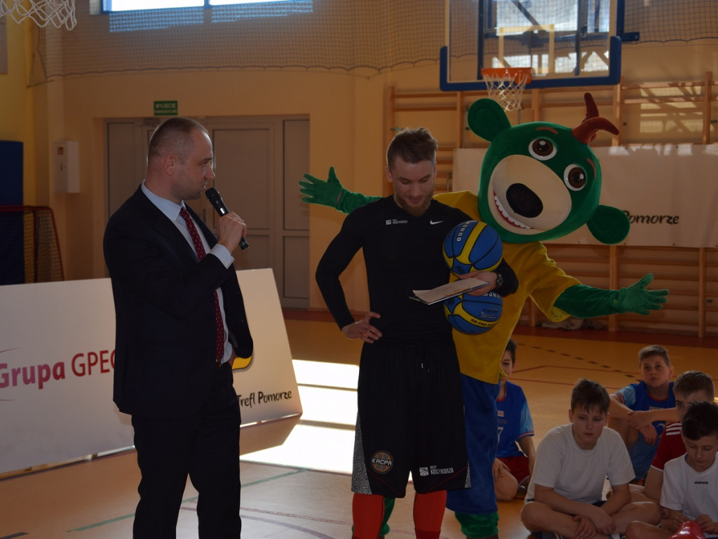Banino. Blisko 150 dzieci trenowało koszykówkę z Kacprem 