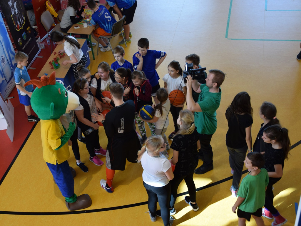 Banino. Blisko 150 dzieci trenowało koszykówkę z Kacprem 