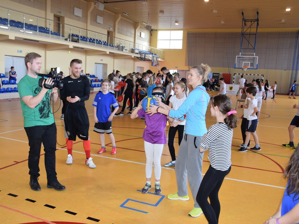 Banino. Blisko 150 dzieci trenowało koszykówkę z Kacprem 