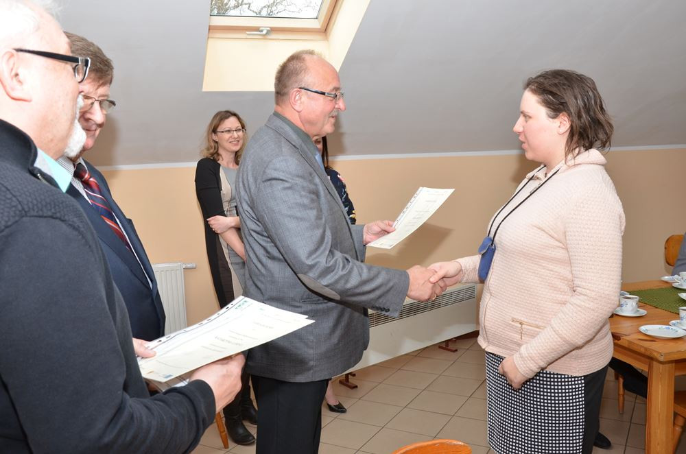 Sulęczyno. Panie odebrały certyfikaty ukończenia kursów z księgowości