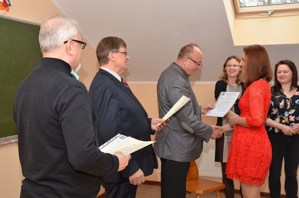 Sulęczyno. Panie odebrały certyfikaty ukończenia kursów z księgowości