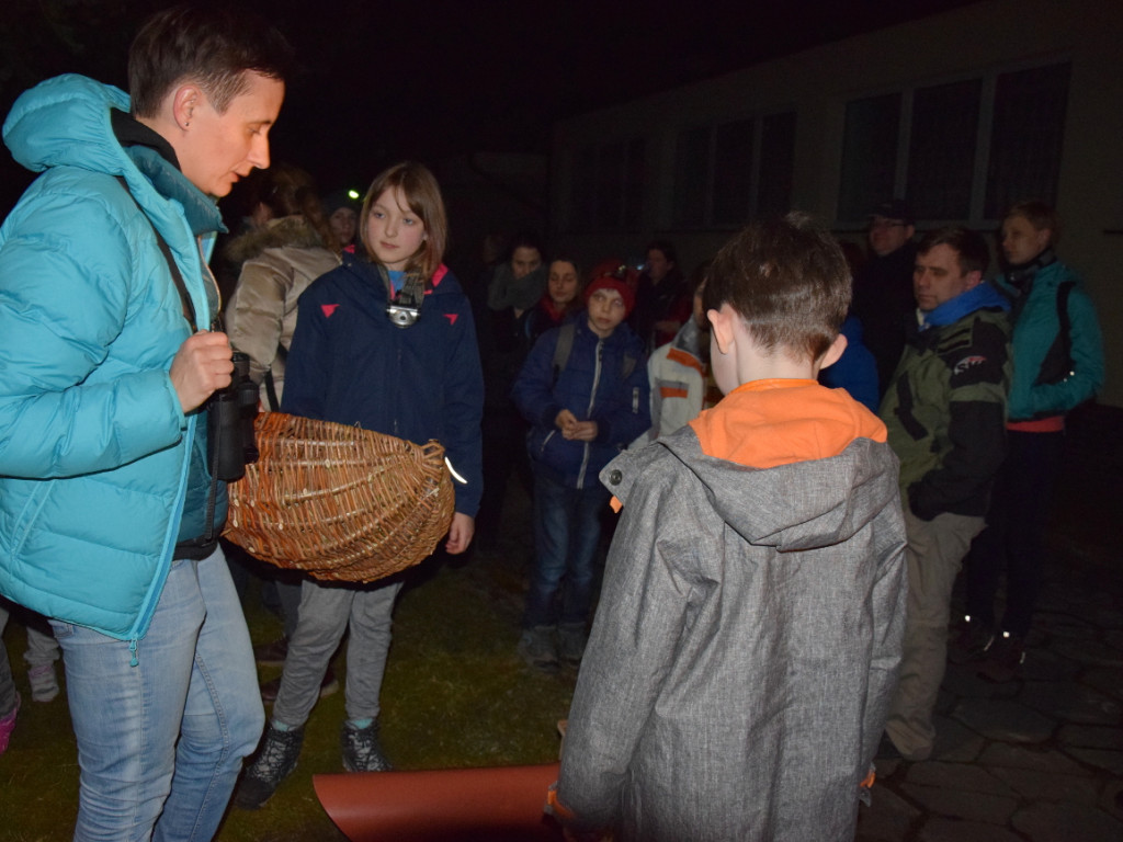 Inspirujące warsztaty z nasłuchiwania sów w kartuskim lesie