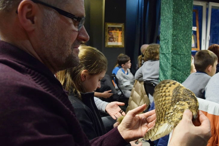 Inspirujące warsztaty z nasłuchiwania sów w kartuskim lesie