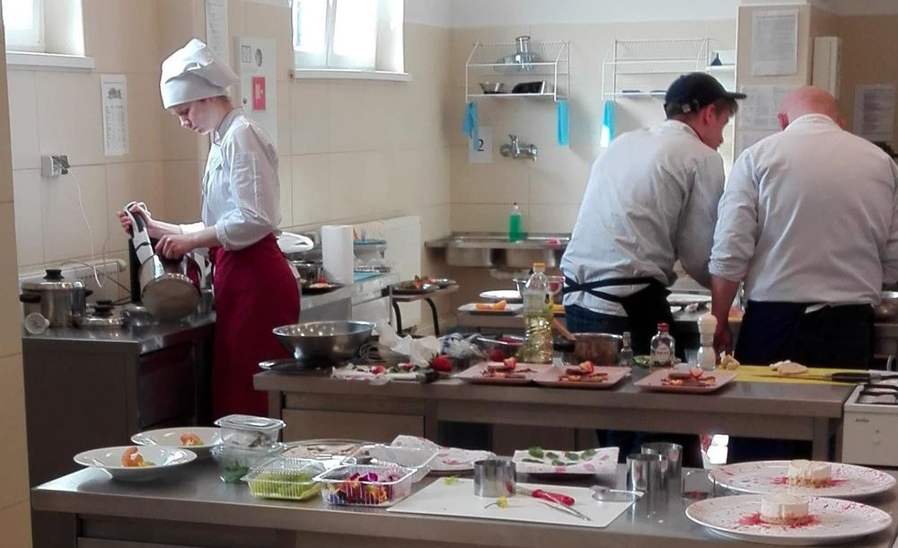 Sukces uczennic ZSP Sierakowice w Wojewódzkim Konkursie Gastronomicznym