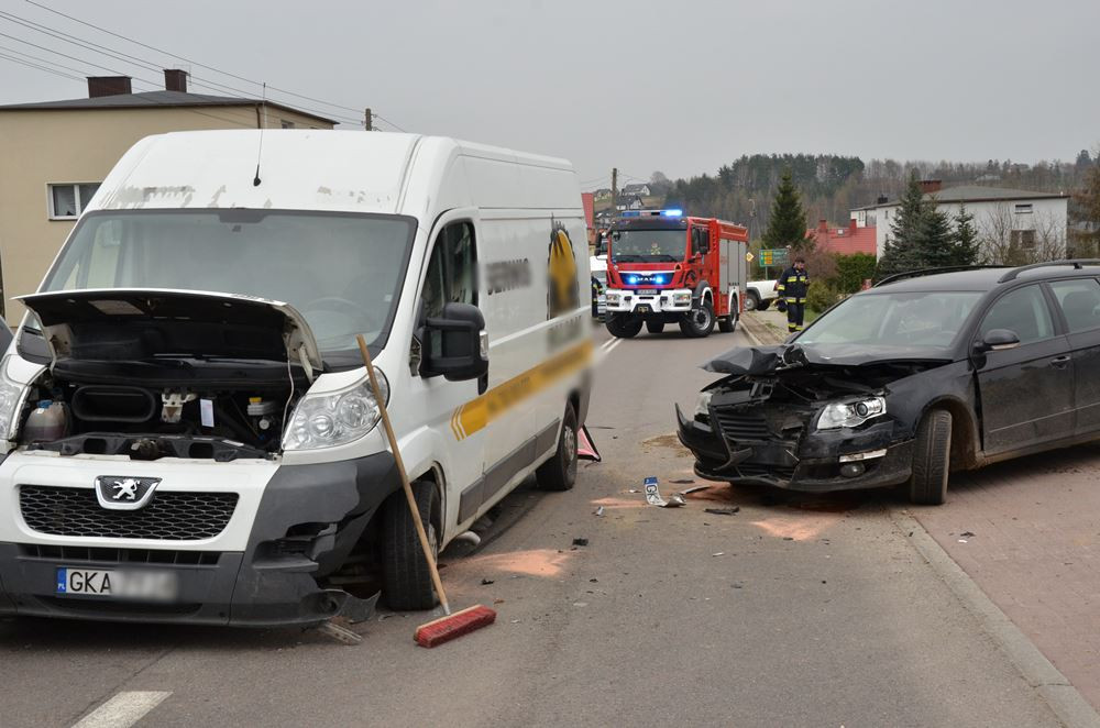 Puzdrowo. Zderzenie trzech pojazdów. Kobieta trafiła do szpitala