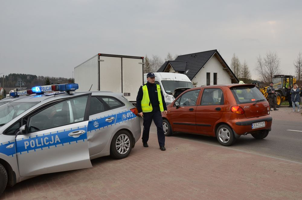 Puzdrowo. Zderzenie trzech pojazdów. Kobieta trafiła do szpitala