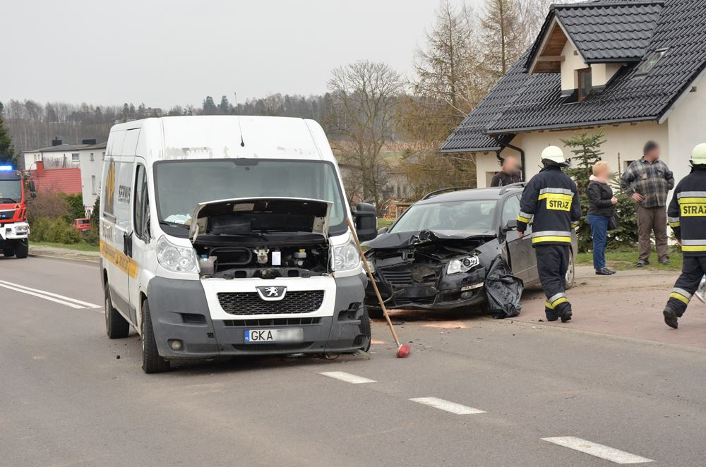 Puzdrowo. Zderzenie trzech pojazdów. Kobieta trafiła do szpitala