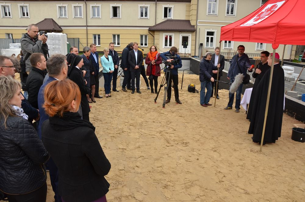 Warzenko. Wmurowano kamień węgielny pod nowy obiekt ośrodka Caritas