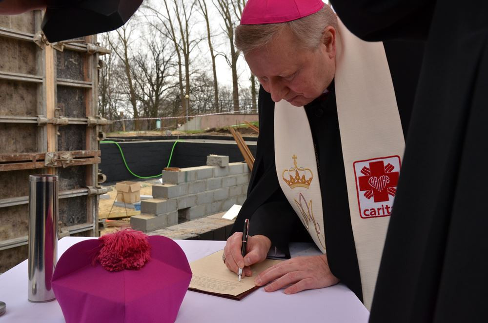 Warzenko. Wmurowano kamień węgielny pod nowy obiekt ośrodka Caritas
