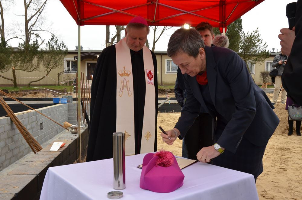Warzenko. Wmurowano kamień węgielny pod nowy obiekt ośrodka Caritas