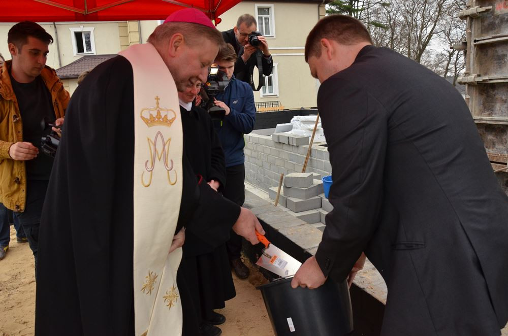 Warzenko. Wmurowano kamień węgielny pod nowy obiekt ośrodka Caritas