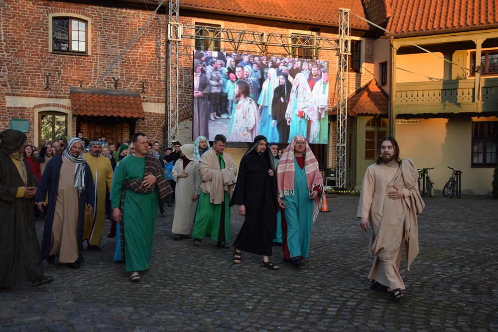 Żukowo. Misterium Męki Pańskiej. Inscenizację obejrzało kilkuset wiernych