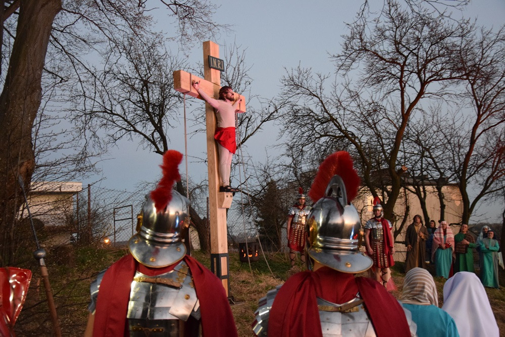 Żukowo. Misterium Męki Pańskiej. Inscenizację obejrzało kilkuset wiernych